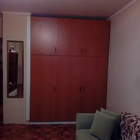 Apartment Ac/Dc *
